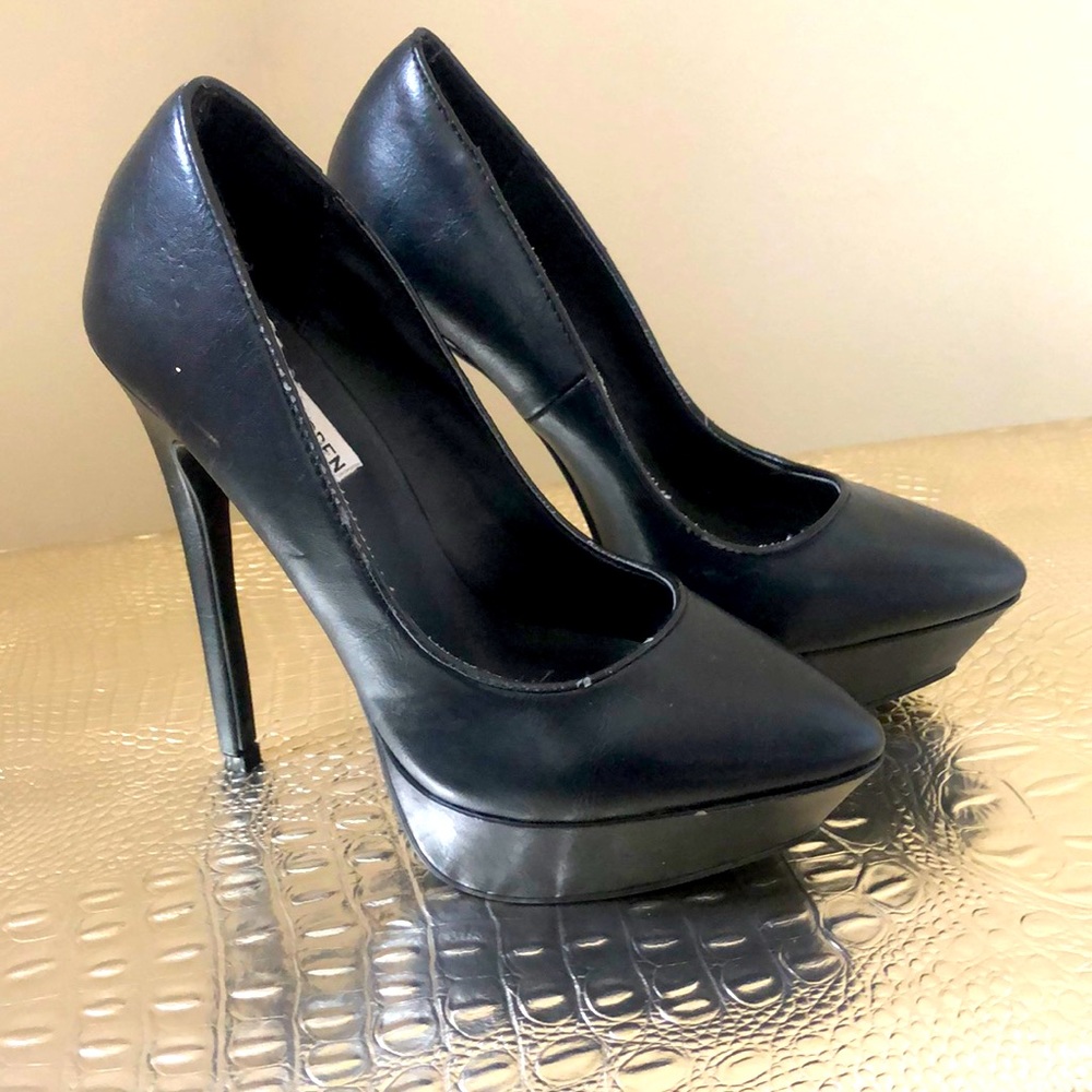 Steve Madden Black Platform Pumps